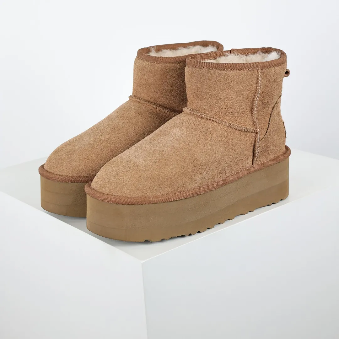 Pick up locally 💰580 Core recommended good price It is a very suitable choice for home furnishings. In the new year, uug launched a series of styles, which are partial to the preferences of young consumers and have also moved to the forefront of fashion trends. Shoe body material: water-repellent coated suede upper, 17 mm UGGPURE™ implantable wool insole, lightweight non-slip and comfortable rubber outsole, with brand LOGO and trademark, with full packaging Size: 35 36 37 38 39 40